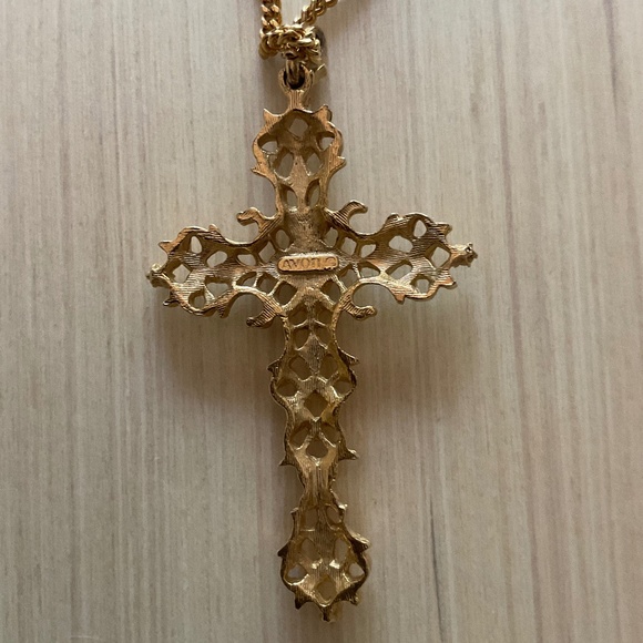 Abbey Cross Signed Avon 1975  with Ruby Red Cabochon Unisex - Picture 9 of 10